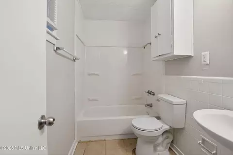 Bath - 5559 Queen Mary Ln, Jackson, MS 39209 photo 2 of 4