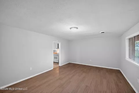 Living - 5559 Queen Mary Ln, Jackson, MS 39209 photo 2 of 4