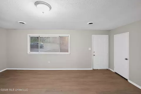 Living - 5559 Queen Mary Ln, Jackson, MS 39209 photo 4 of 4