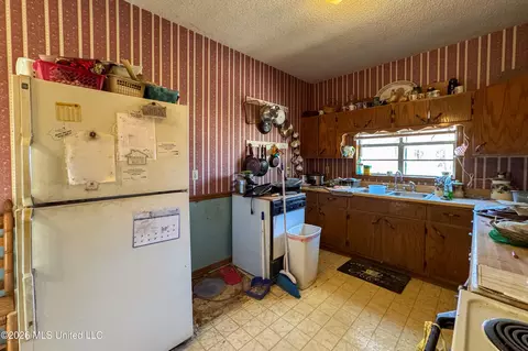 Kitchen - 10650 Hwy 72, Walnut, MS 38683 photo 2 of 2