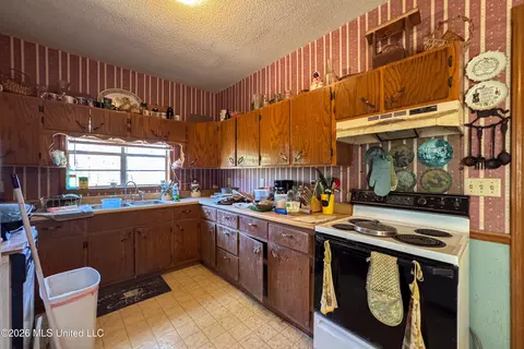 Kitchen - 10650 Hwy 72, Walnut, MS 38683 photo 1 of 2