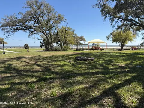 121 Acacia Ave, Biloxi, MS 39530