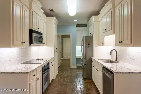 Entry Way - 112 Susan Ln, Brandon, MS 39042 photo 1 of 3
