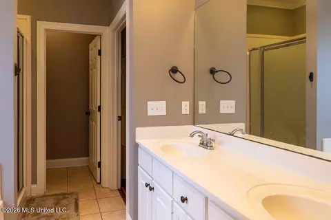 Bath - 112 Susan Ln, Brandon, MS 39042 photo 1 of 2