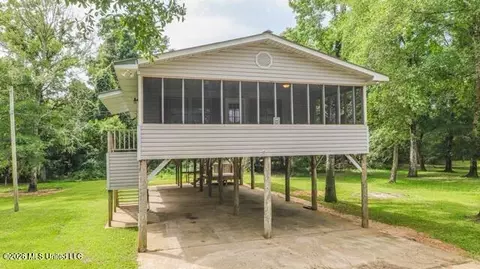 2432 Pascagoula River Rd, Moss Point, MS 39562