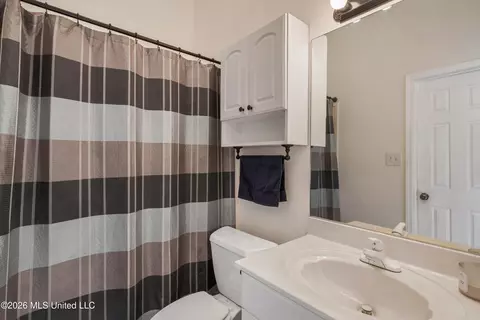 Bath - 650 Fairway Dr, Hernando, MS 38632 photo 1 of 5