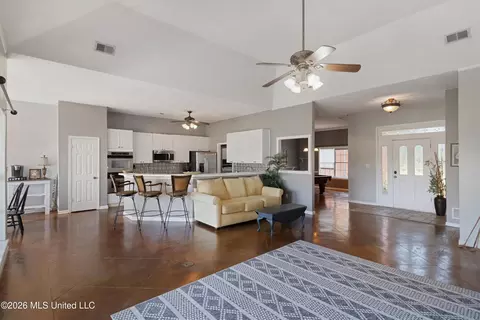 Entry Way - 650 Fairway Dr, Hernando, MS 38632 photo 2 of 3