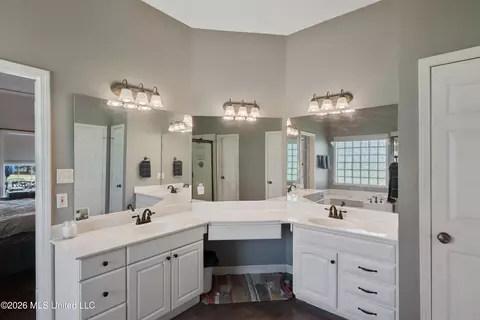 Bath - 650 Fairway Dr, Hernando, MS 38632 photo 2 of 5
