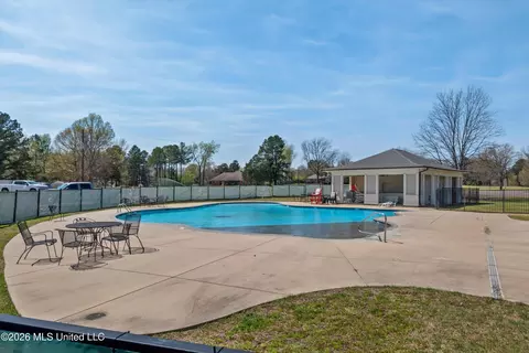 Exterior - 650 Fairway Dr, Hernando, MS 38632 photo 3 of 4