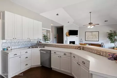 Kitchen - 650 Fairway Dr, Hernando, MS 38632 photo 2 of 3