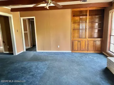 Living - 122 Green Harbor Dr, Jackson, MS 39206 photo 2 of 4