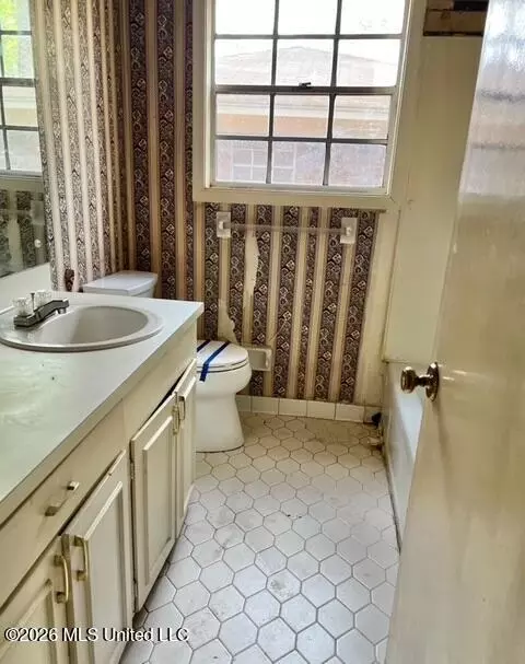 Bath - 122 Green Harbor Dr, Jackson, MS 39206 photo 1 of 2