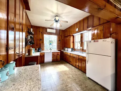 Kitchen - 429 N Old Jackson Rd, Liberty, MS 39645 photo 2 of 2