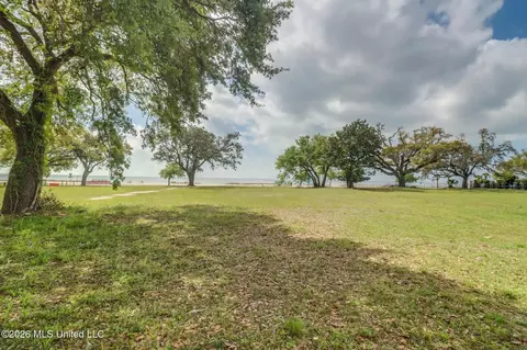 660 E Beach Blvd, Gulfport, MS 39501