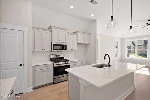 Kitchen - 433 Sunflower St, Nesbit, MS 38651 photo 2 of 2