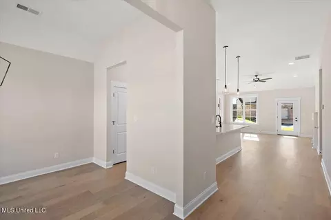 Entry Way - 433 Sunflower St, Nesbit, MS 38651 photo 2 of 3