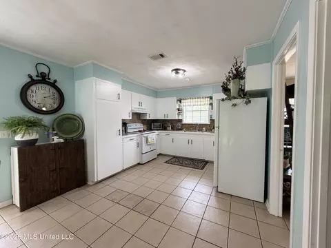 Kitchen - 502 NW Kennedy Dr, Magee, MS 39111 photo 1 of 3