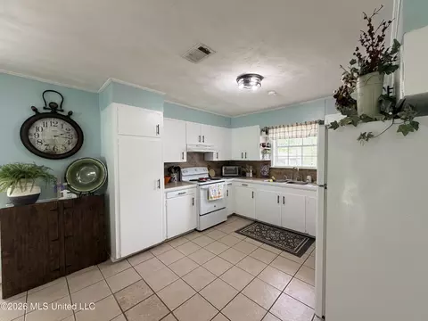 Kitchen - 502 NW Kennedy Dr, Magee, MS 39111 photo 2 of 3