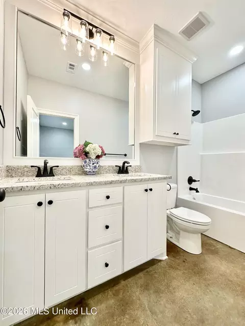 Bath - 225 SE 7th Ave, Magee, MS 39111 photo 1 of 4