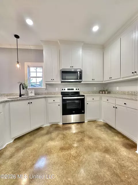 Kitchen - 225 SE 7th Ave, Magee, MS 39111 photo 3 of 4