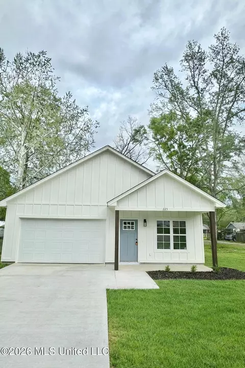225 SE 7th Ave, Magee, MS 39111
