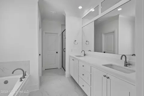 Bath - 202 Benners Ln, Madison, MS 39110 photo 1 of 4