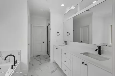 Bath - 204 Benners Ln, Madison, MS 39110 photo 1 of 3