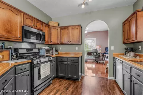Kitchen - 3876 Kyle Ln, Hernando, MS 38632 photo 4 of 5