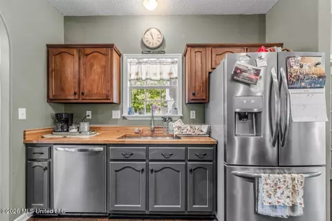 Kitchen - 3876 Kyle Ln, Hernando, MS 38632 photo 3 of 5