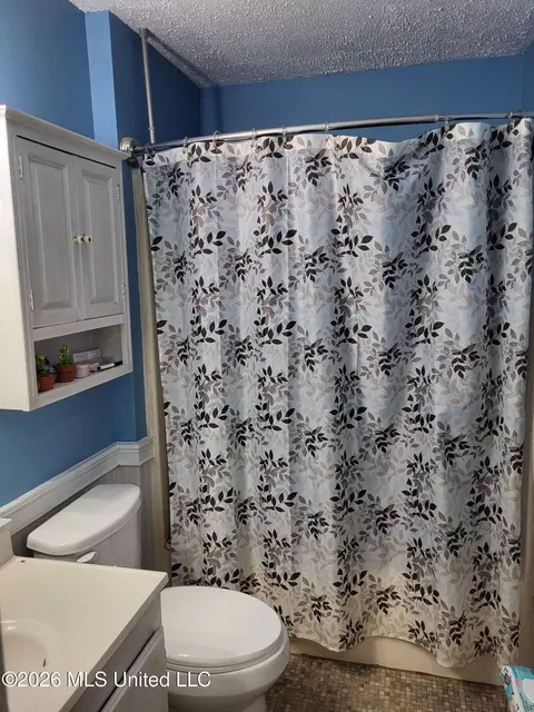 Bath - 970 White Cir, Grenada, MS 38901 photo 2 of 2