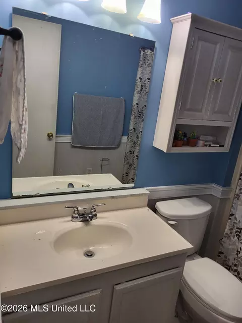 Bath - 970 White Cir, Grenada, MS 38901 photo 1 of 2