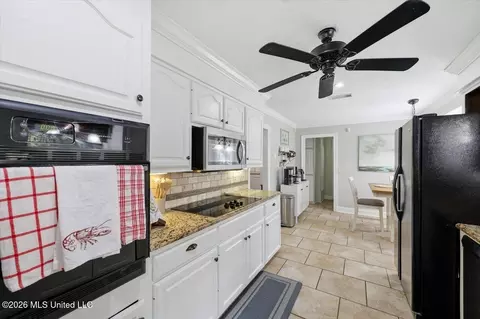 Kitchen - 122 Woodgate Dr, Brandon, MS 39042 photo 2 of 3
