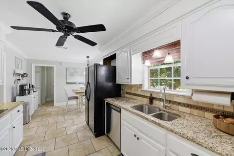 Kitchen - 122 Woodgate Dr, Brandon, MS 39042 photo 3 of 3
