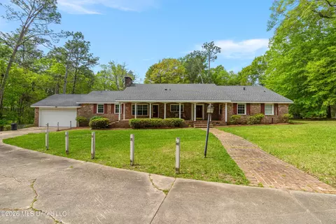 2 Village Ln, Hattiesburg, MS 39401