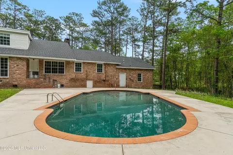 2 Village Ln, Hattiesburg, MS 39401