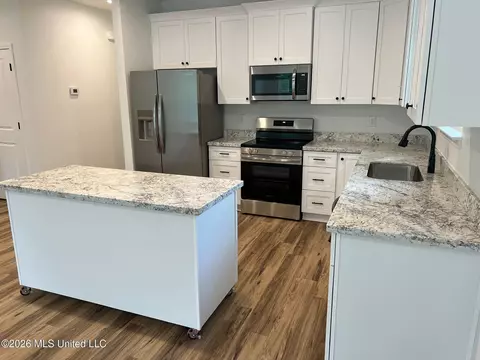 Kitchen - 952 Kale St, Diamondhead, MS 39525 photo 3 of 4