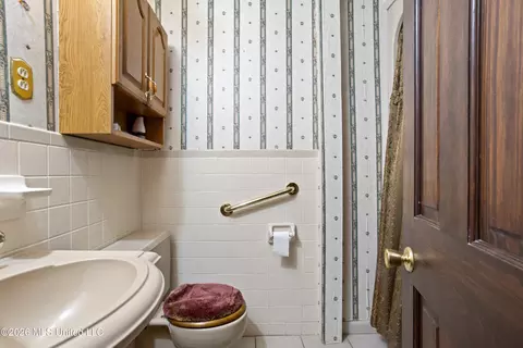 Bath - 9121 Heather Ln, Moss Point, MS 39562 photo 4 of 4