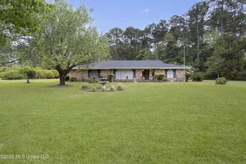 9121 Heather Ln, Moss Point, MS 39562