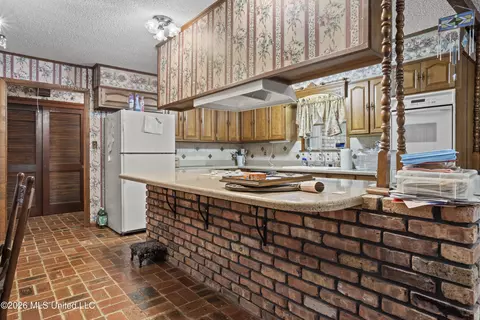 Kitchen - 9121 Heather Ln, Moss Point, MS 39562 photo 1 of 4