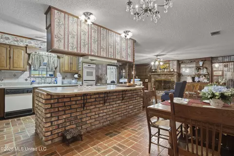 Kitchen - 9121 Heather Ln, Moss Point, MS 39562 photo 4 of 4