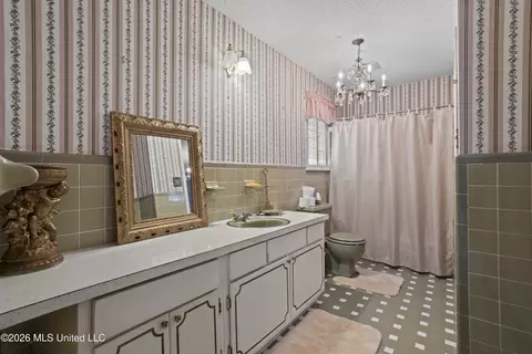 Bath - 9121 Heather Ln, Moss Point, MS 39562 photo 3 of 4