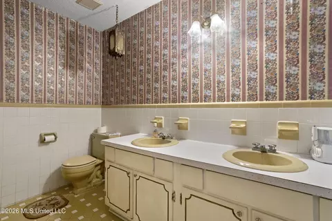 Bath - 9121 Heather Ln, Moss Point, MS 39562 photo 1 of 4