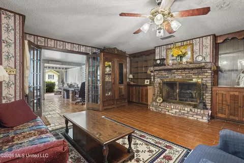 Living - 9121 Heather Ln, Moss Point, MS 39562 photo 2 of 2