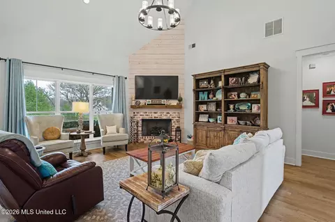 Living - 664 S Craft Rd, Hernando, MS 38632 photo 1 of 1