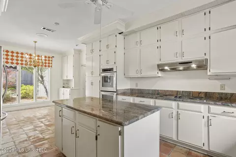 Kitchen - 11 Highland Meadows Dr, Jackson, MS 39211 photo 2 of 5