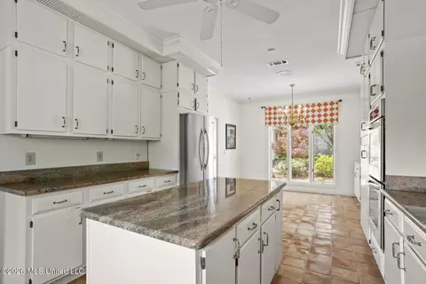 Kitchen - 11 Highland Meadows Dr, Jackson, MS 39211 photo 3 of 5