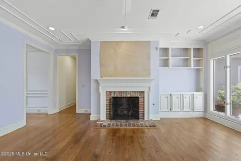 Living - 11 Highland Meadows Dr, Jackson, MS 39211 photo 3 of 3