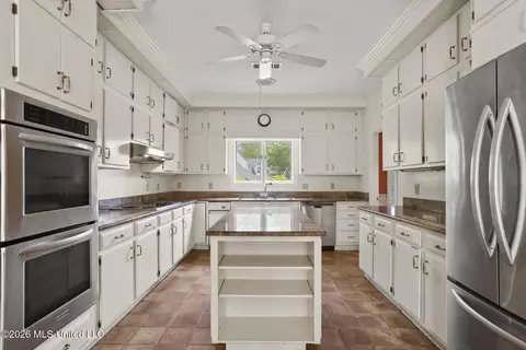 Kitchen - 11 Highland Meadows Dr, Jackson, MS 39211 photo 4 of 5