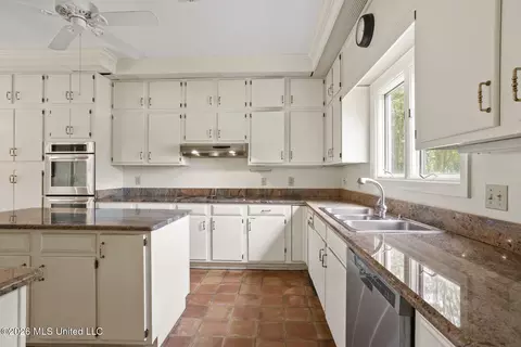 Kitchen - 11 Highland Meadows Dr, Jackson, MS 39211 photo 1 of 5