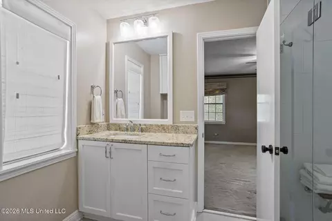 Bath - 2010 Laurel St, Jackson, MS 39202 photo 2 of 3
